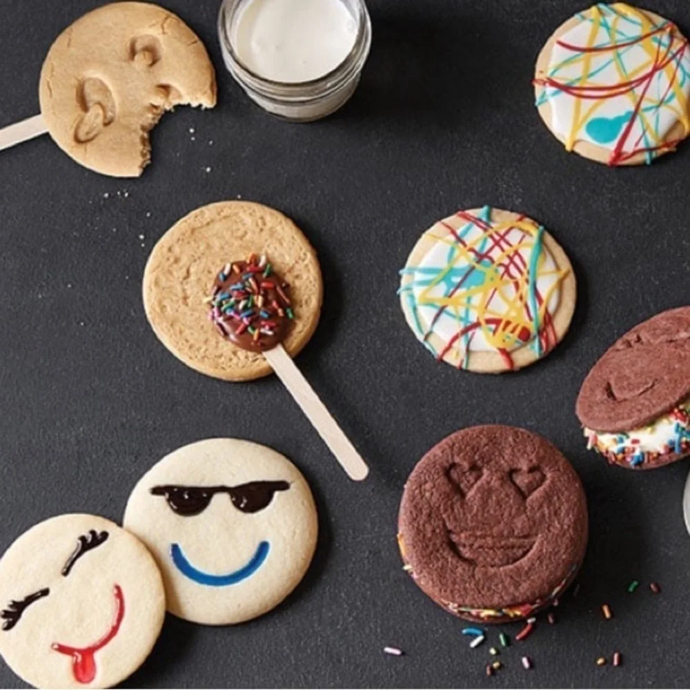 Nwt Pampered Chef Emoji Cookie Cutters set.